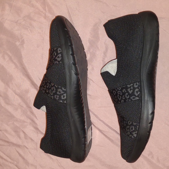 CLARKS 👣Adella Stride Cloudsteppers in Black Knit foot wear - Picture 14 of 16